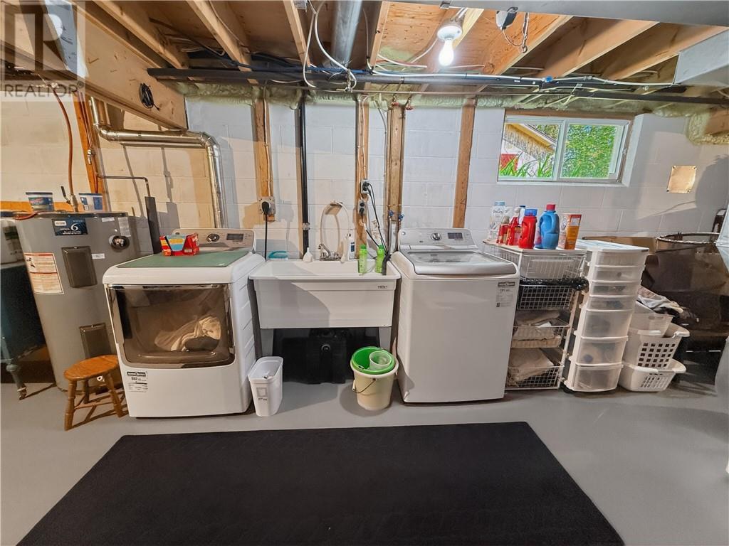 168 Fox Run Way, Mindemoya, Manitoulin Island, ON - Indoor Photo Showing Laundry Room