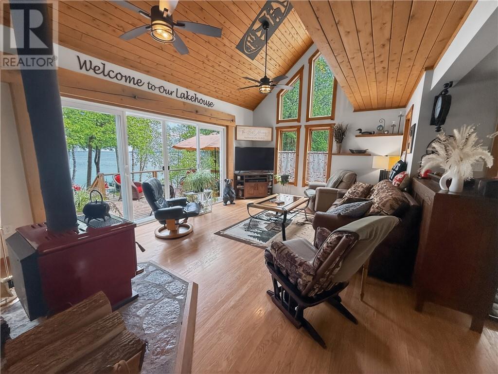 168 Fox Run Way, Mindemoya, Manitoulin Island, ON - Indoor Photo Showing Living Room