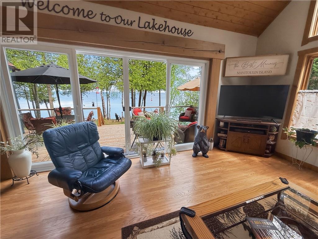 168 Fox Run Way, Mindemoya, Manitoulin Island, ON - Indoor Photo Showing Living Room
