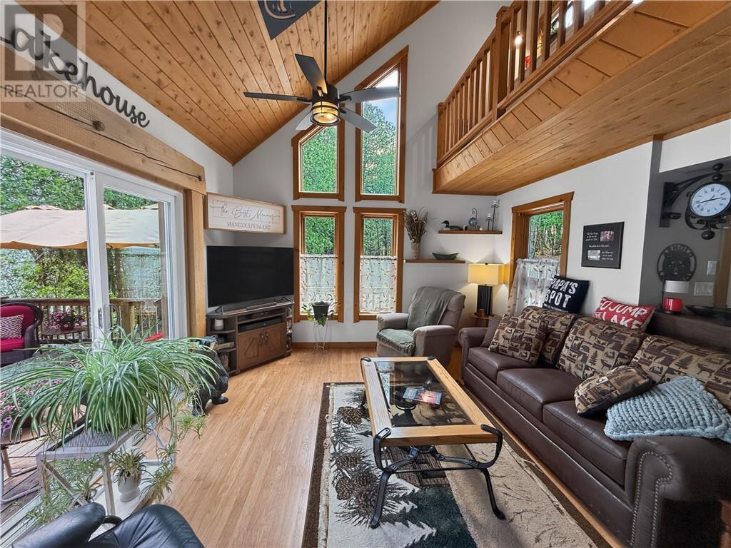 168 Fox Run Way, Mindemoya, Manitoulin Island, ON - Indoor Photo Showing Living Room
