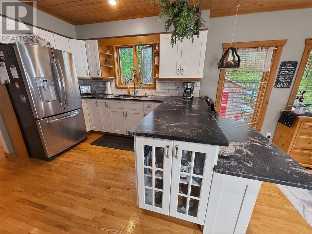 168 Fox Run Way, Mindemoya, Manitoulin Island, ON - Indoor Photo Showing Kitchen With Double Sink