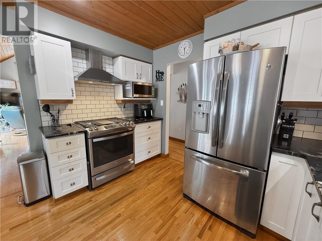 168 Fox Run Way, Mindemoya, Manitoulin Island, ON - Indoor Photo Showing Kitchen