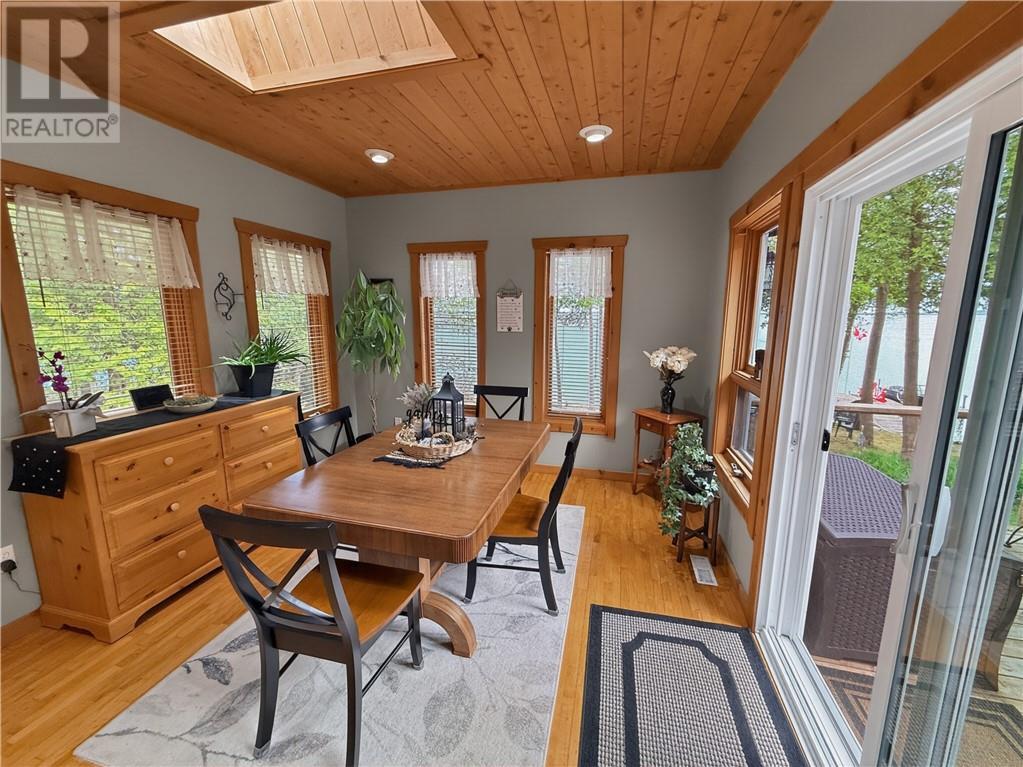 168 Fox Run Way, Mindemoya, Manitoulin Island, ON - Indoor Photo Showing Dining Room