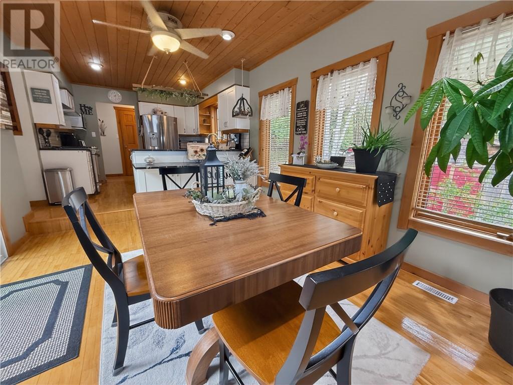 168 Fox Run Way, Mindemoya, Manitoulin Island, ON - Indoor Photo Showing Dining Room