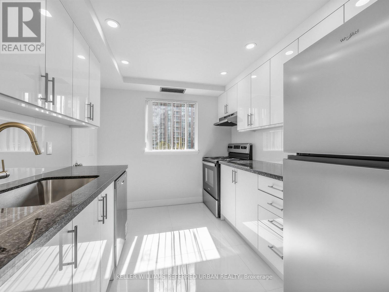 501 - 7 Bishop Avenue, Toronto, ON - Indoor Photo Showing Kitchen
