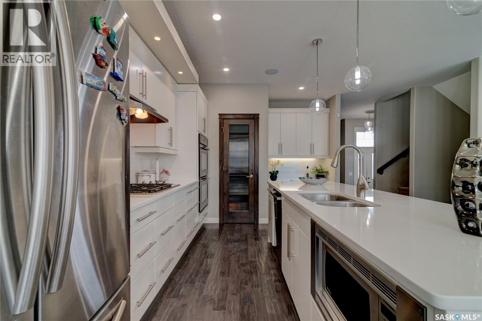 4606 Curtiss Avenue, Regina, SK - Indoor Photo Showing Kitchen With Double Sink With Upgraded Kitchen