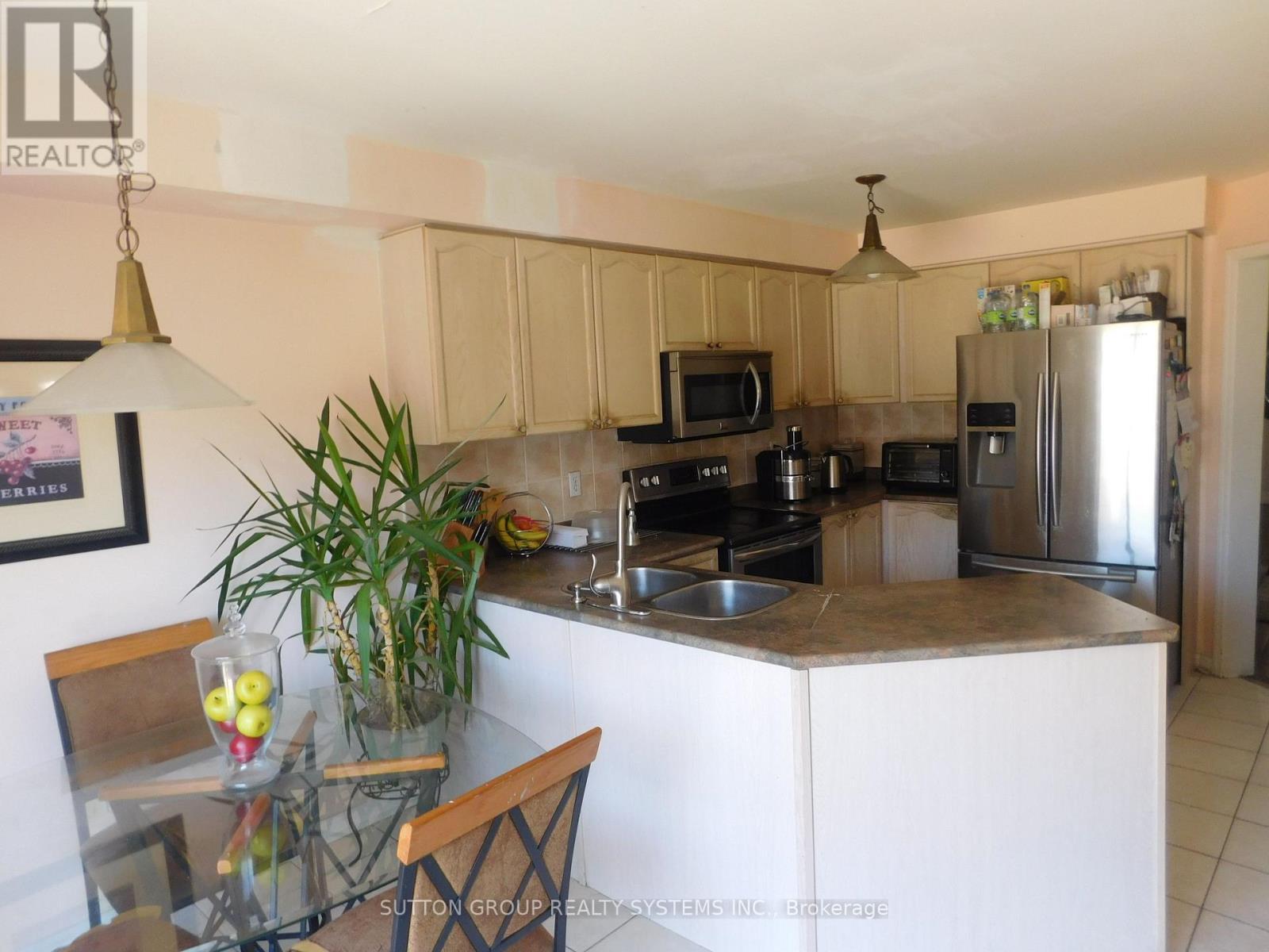 85 Weather Vane Lane E, Brampton, ON - Indoor Photo Showing Kitchen With Double Sink