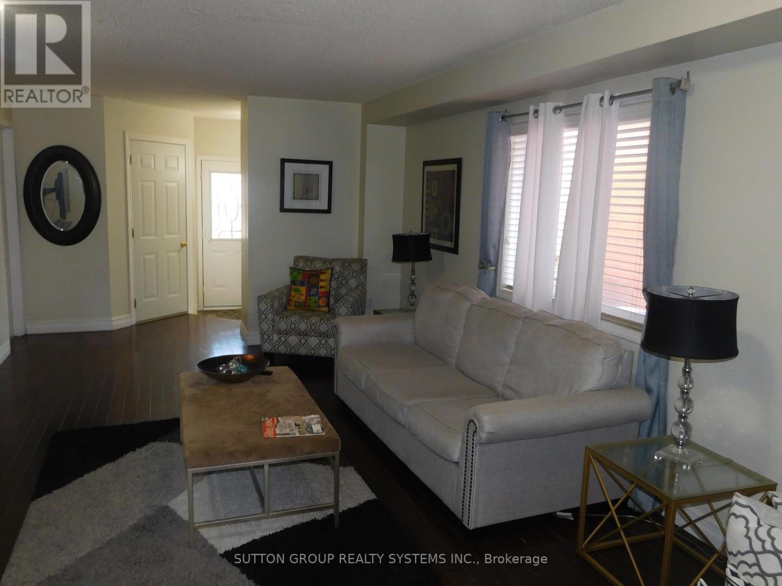 85 Weather Vane Lane E, Brampton, ON - Indoor Photo Showing Living Room