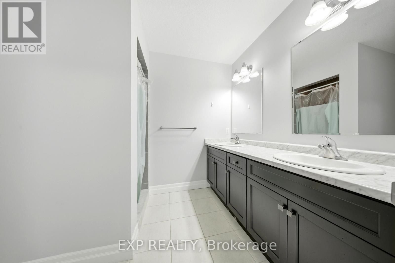 17 - 158 Fife Road, Guelph, ON - Indoor Photo Showing Bathroom