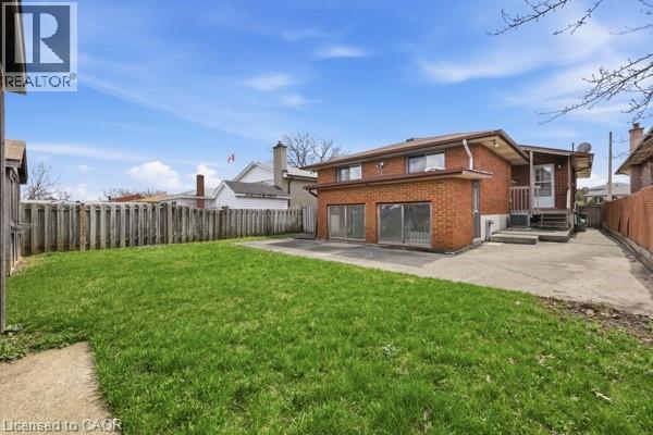 Expansive green lawn with a privacy fence - 957 Stone Church Road E, Hamilton, ON - Outdoor