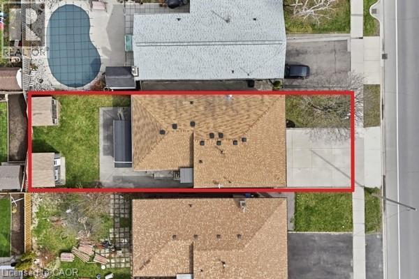 Single-family residence featuring a light brown shingle roof and an asphalt driveway - 957 Stone Church Road E, Hamilton, ON - Outdoor