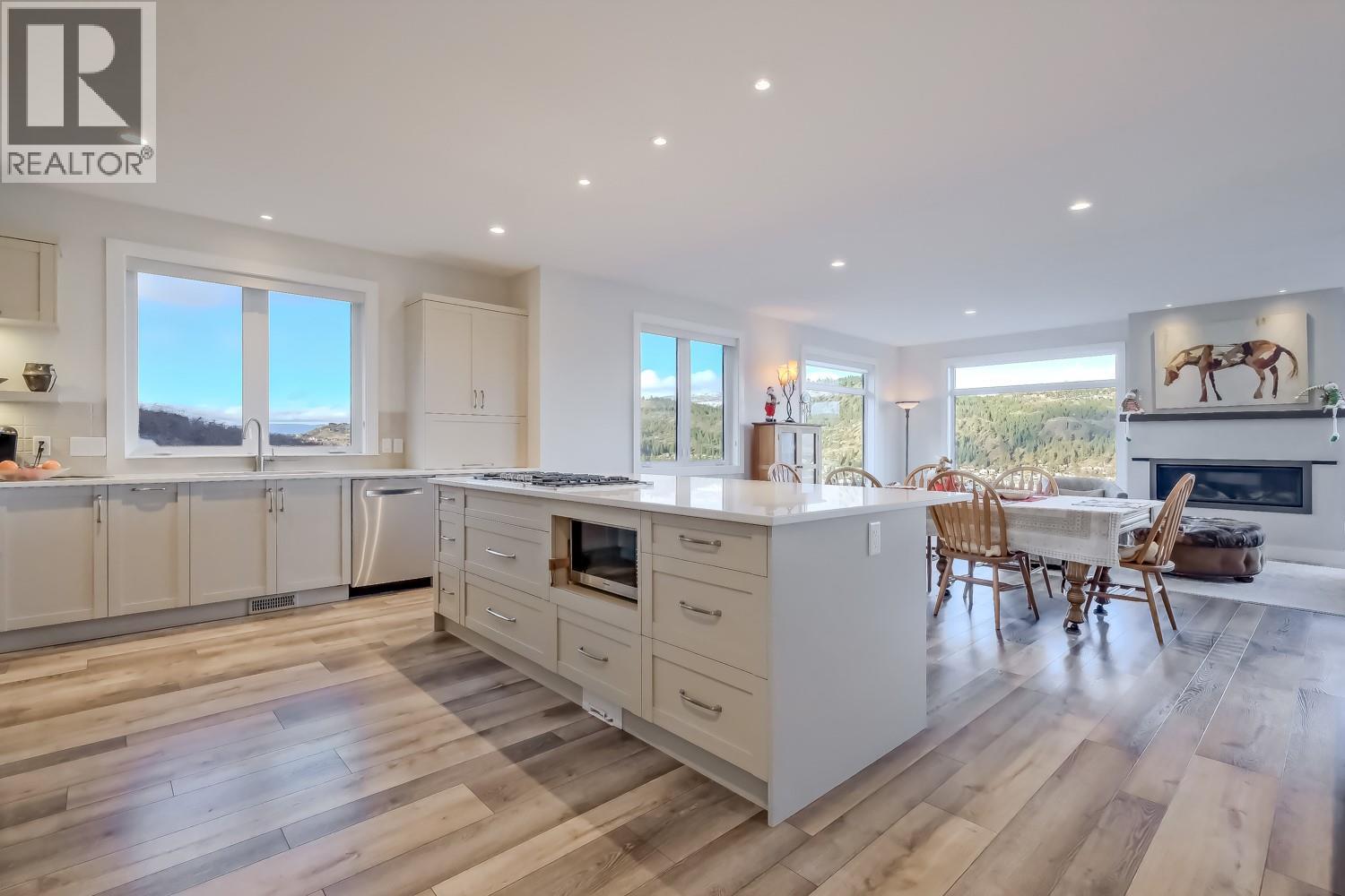 2241 Rojem Road, Kelowna, BC - Indoor Photo Showing Kitchen With Upgraded Kitchen