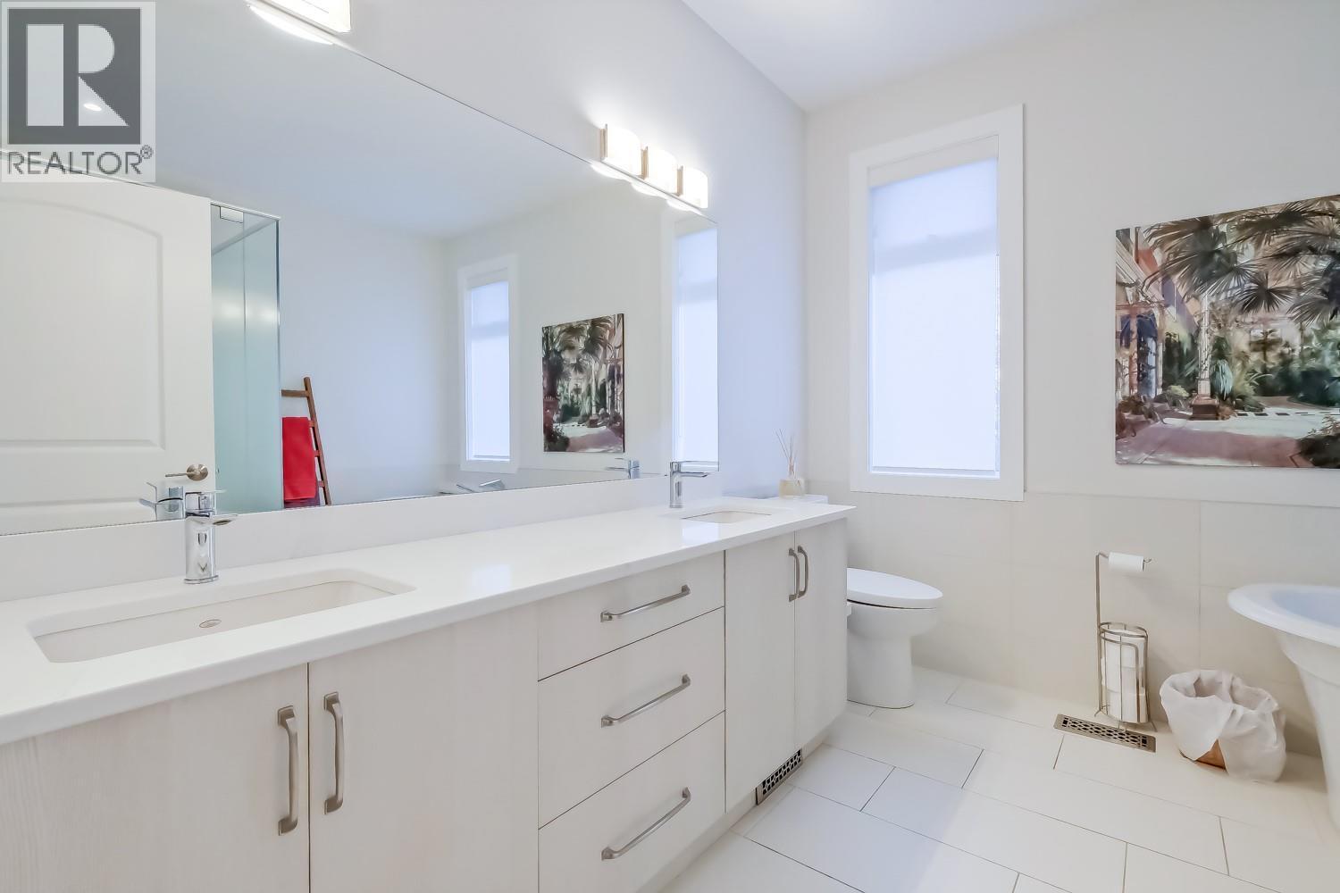 Primary Ensuite - 2241 Rojem Road, Kelowna, BC - Indoor Photo Showing Bathroom