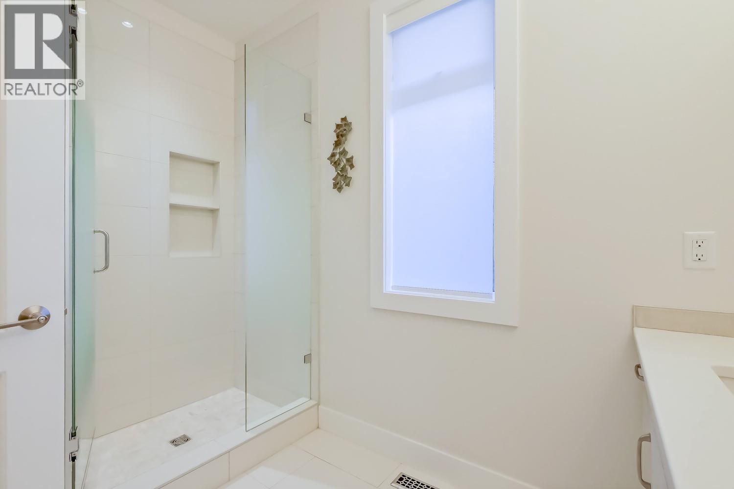 Primary Ensuite - 2241 Rojem Road, Kelowna, BC - Indoor Photo Showing Bathroom