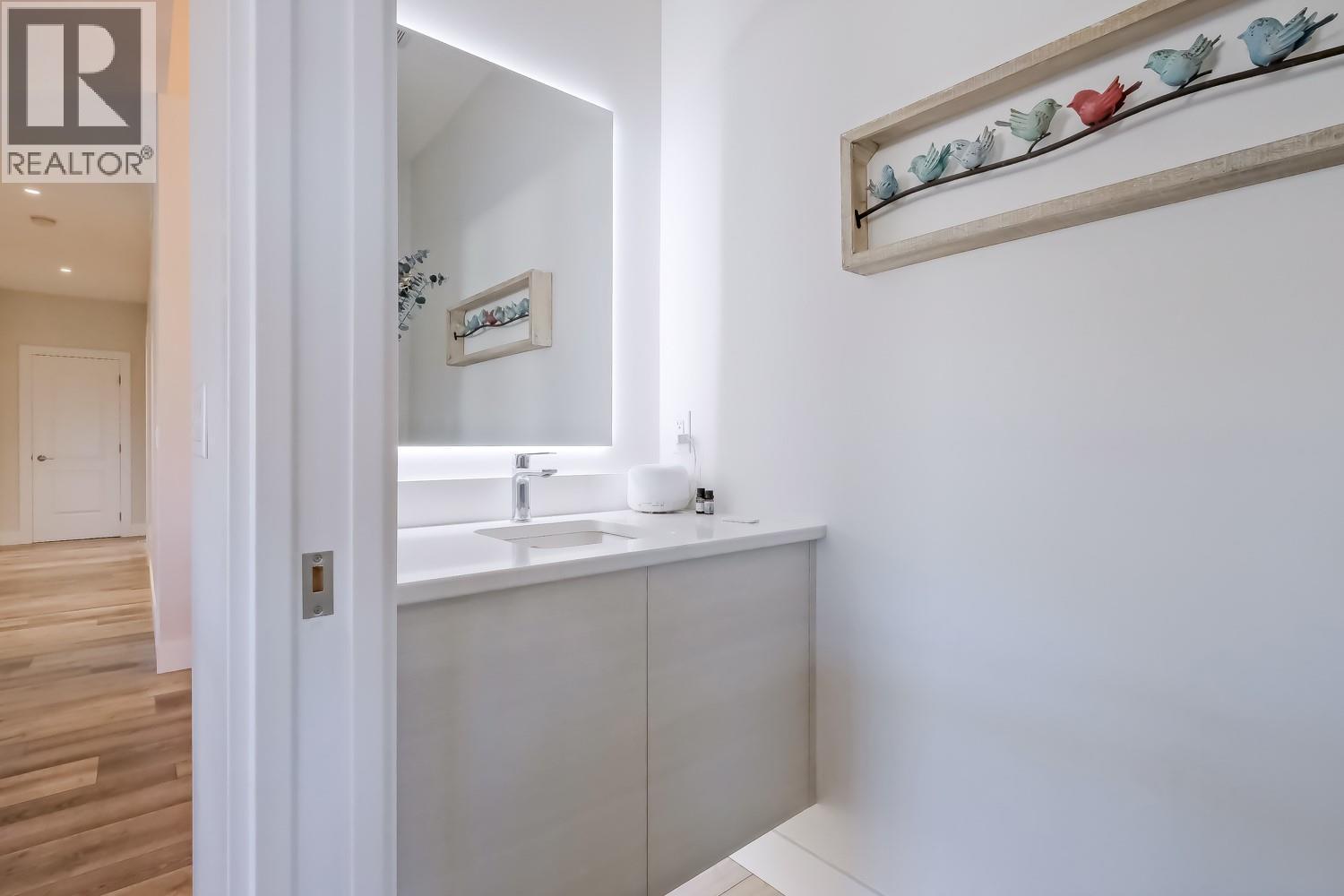 2241 Rojem Road, Kelowna, BC - Indoor Photo Showing Bathroom