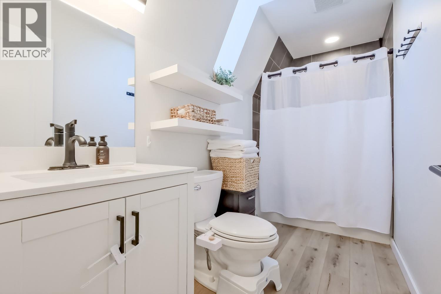 Carriage House Bath - 2241 Rojem Road, Kelowna, BC - Indoor Photo Showing Bathroom