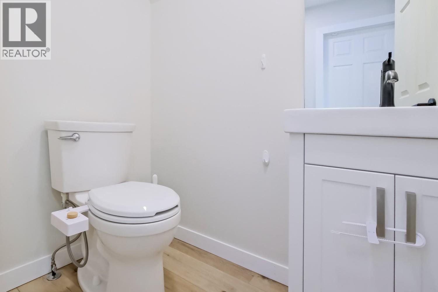Carriage House Bath - 2241 Rojem Road, Kelowna, BC - Indoor Photo Showing Bathroom