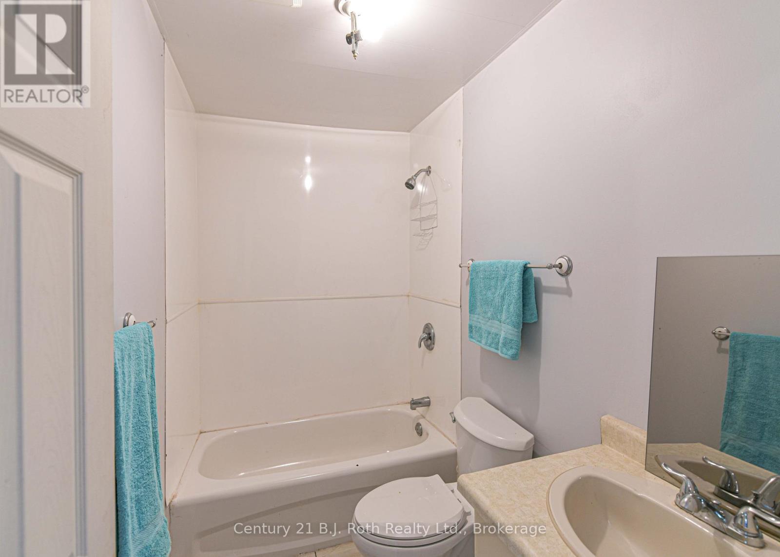 Four piece bathroom - 4258 Canal Road, Severn, ON - Indoor Photo Showing Bathroom