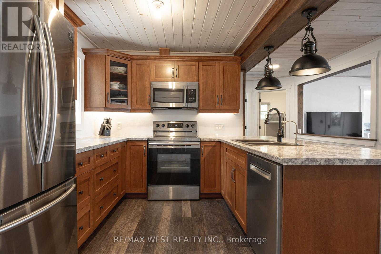 15 Manchester Trail, Kawartha Lakes, ON - Indoor Photo Showing Kitchen With Stainless Steel Kitchen With Upgraded Kitchen
