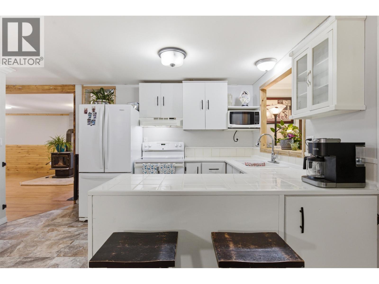 1824 Dog Creek Road, Williams Lake, BC - Indoor Photo Showing Kitchen With Double Sink