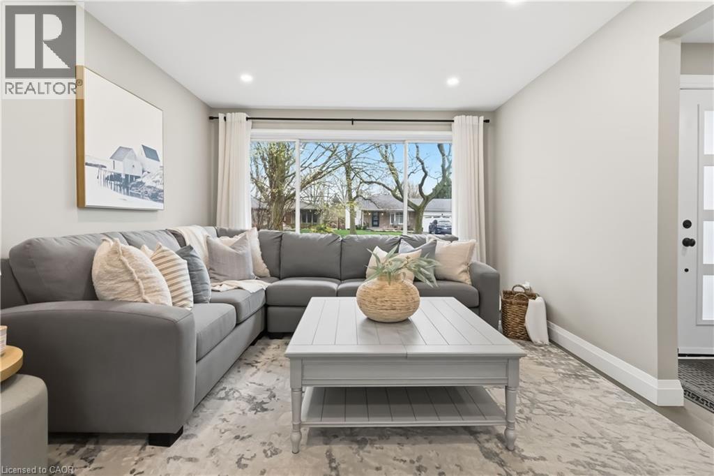 2485 Woburn Crescent, Oakville, ON - Indoor Photo Showing Living Room