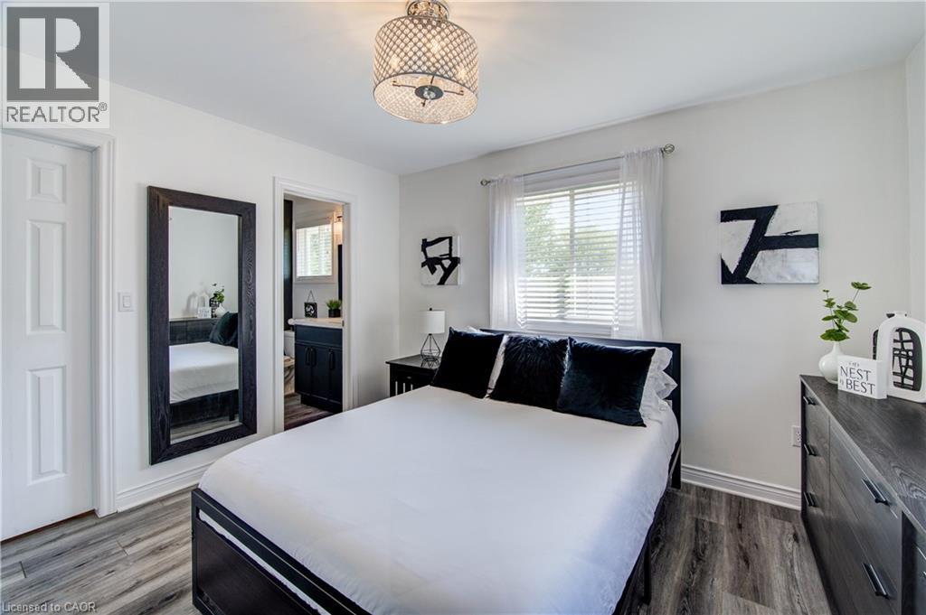 102 Allen Street, Tillsonburg, ON - Indoor Photo Showing Bedroom