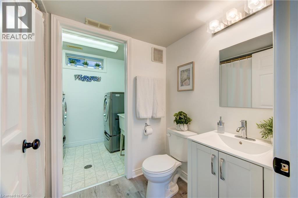 102 Allen Street, Tillsonburg, ON - Indoor Photo Showing Bathroom