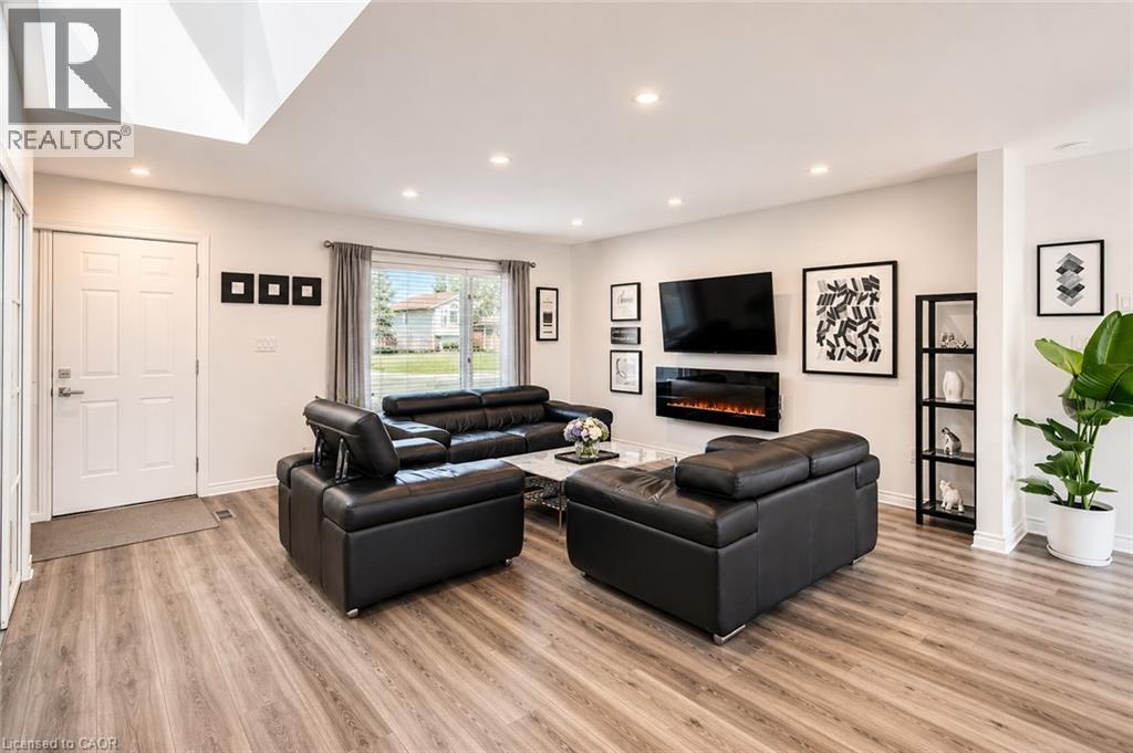 102 Allen Street, Tillsonburg, ON - Indoor Photo Showing Living Room