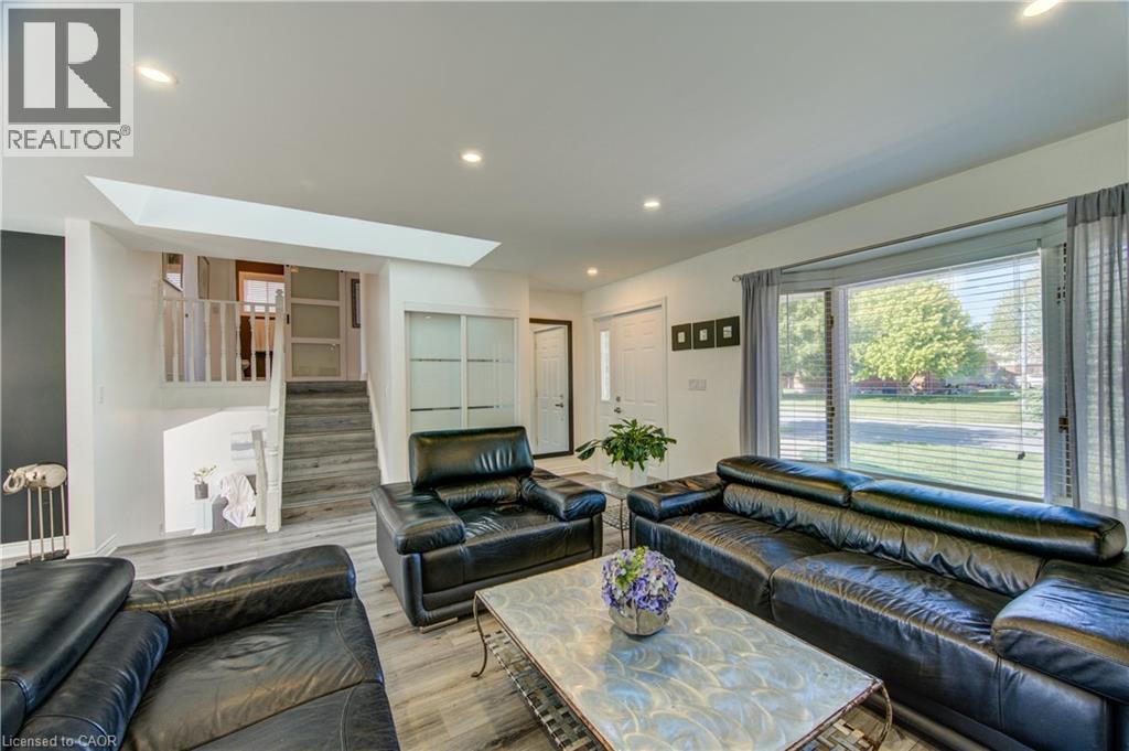 102 Allen Street, Tillsonburg, ON - Indoor Photo Showing Living Room