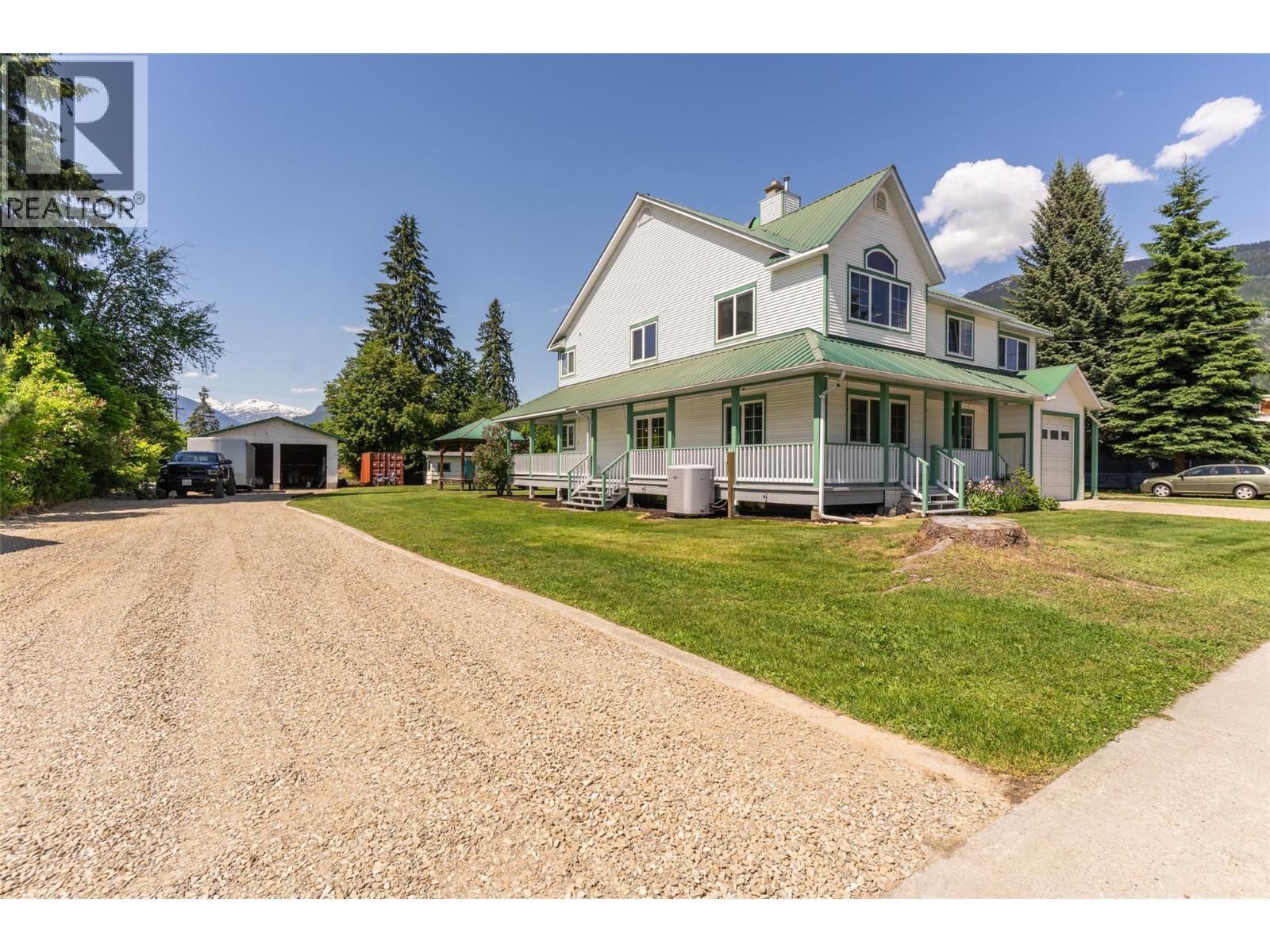 Ample parking - 701 Edward Street, Revelstoke, BC