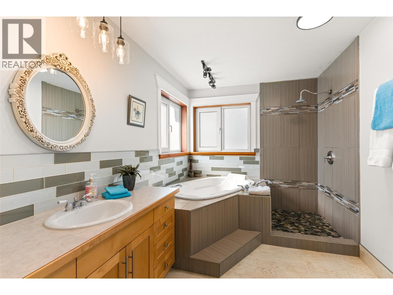 Ensuite - 701 Edward Street, Revelstoke, BC