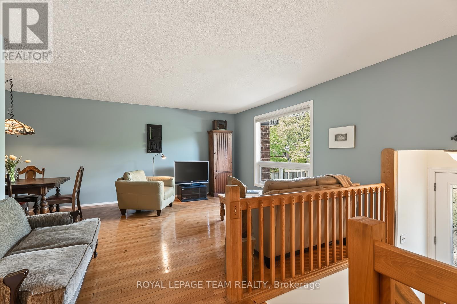 9 - 402 Montfort Street, Ottawa, ON - Indoor Photo Showing Living Room