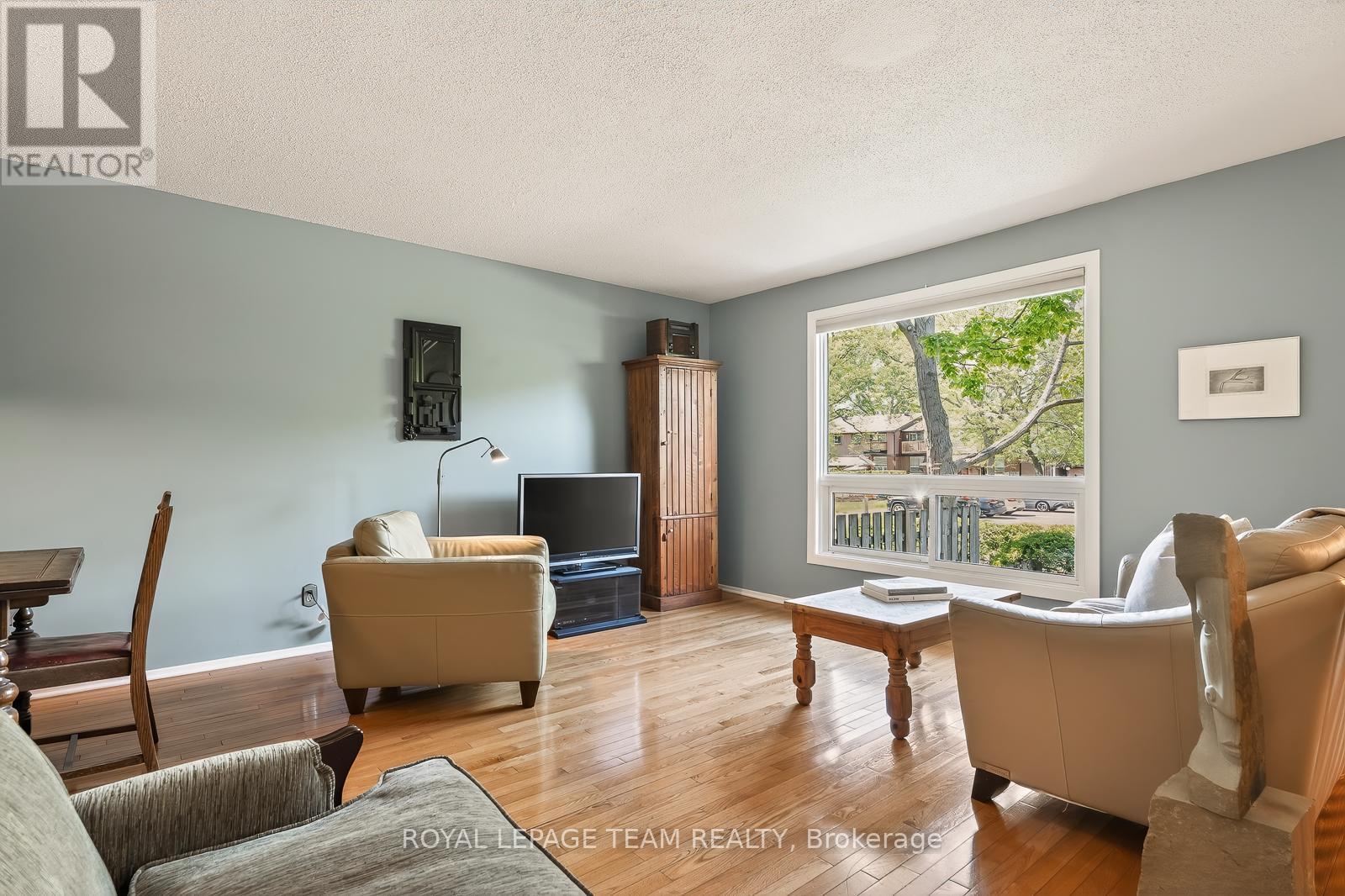 9 - 402 Montfort Street, Ottawa, ON - Indoor Photo Showing Living Room