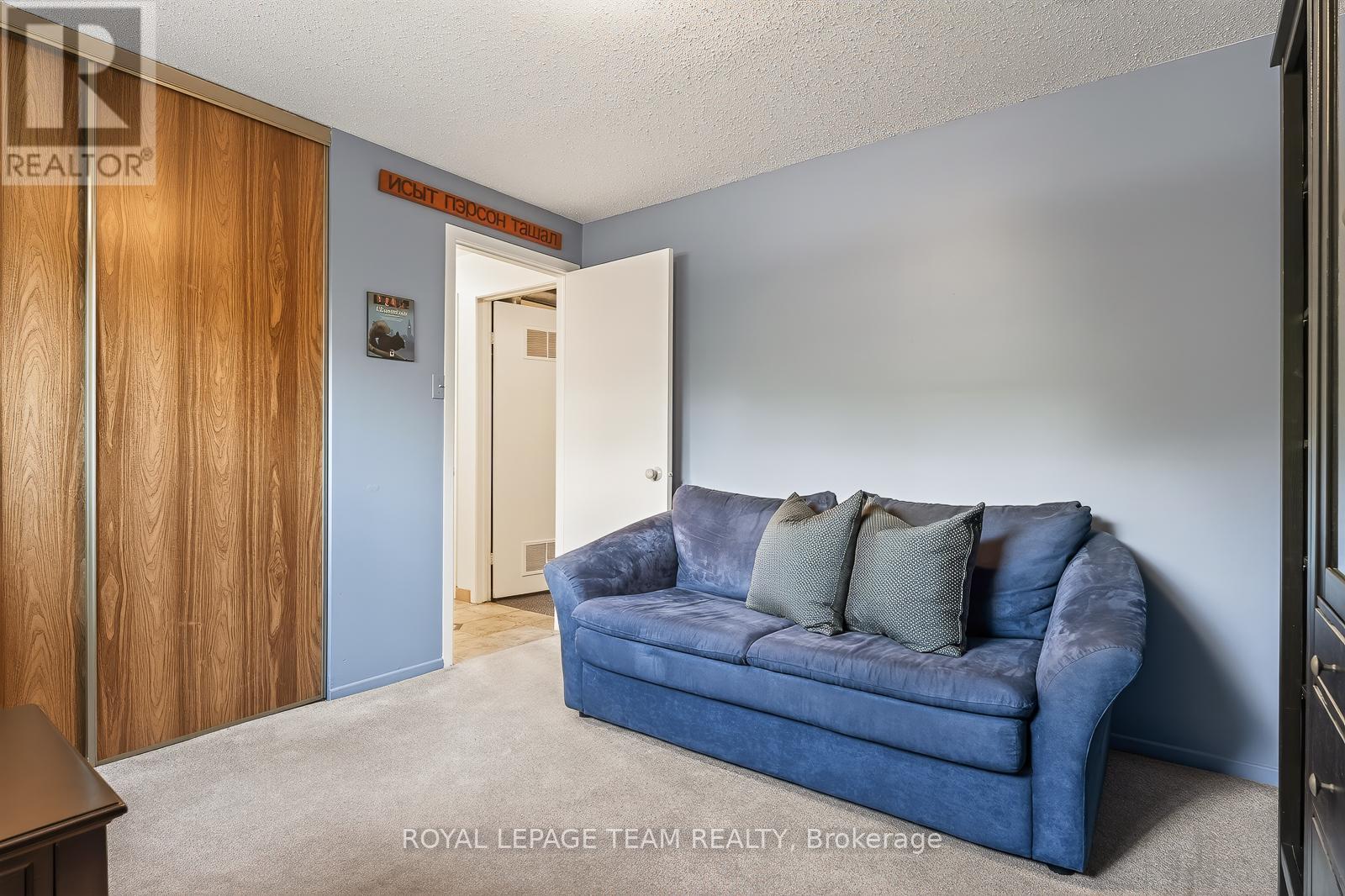 9 - 402 Montfort Street, Ottawa, ON - Indoor Photo Showing Living Room