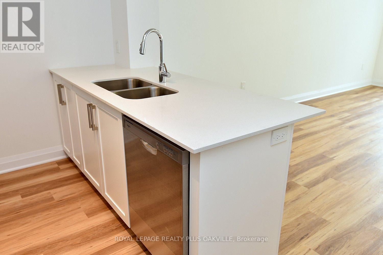 422 - 1936 Rymal Road E, Hamilton, ON - Indoor Photo Showing Kitchen With Double Sink