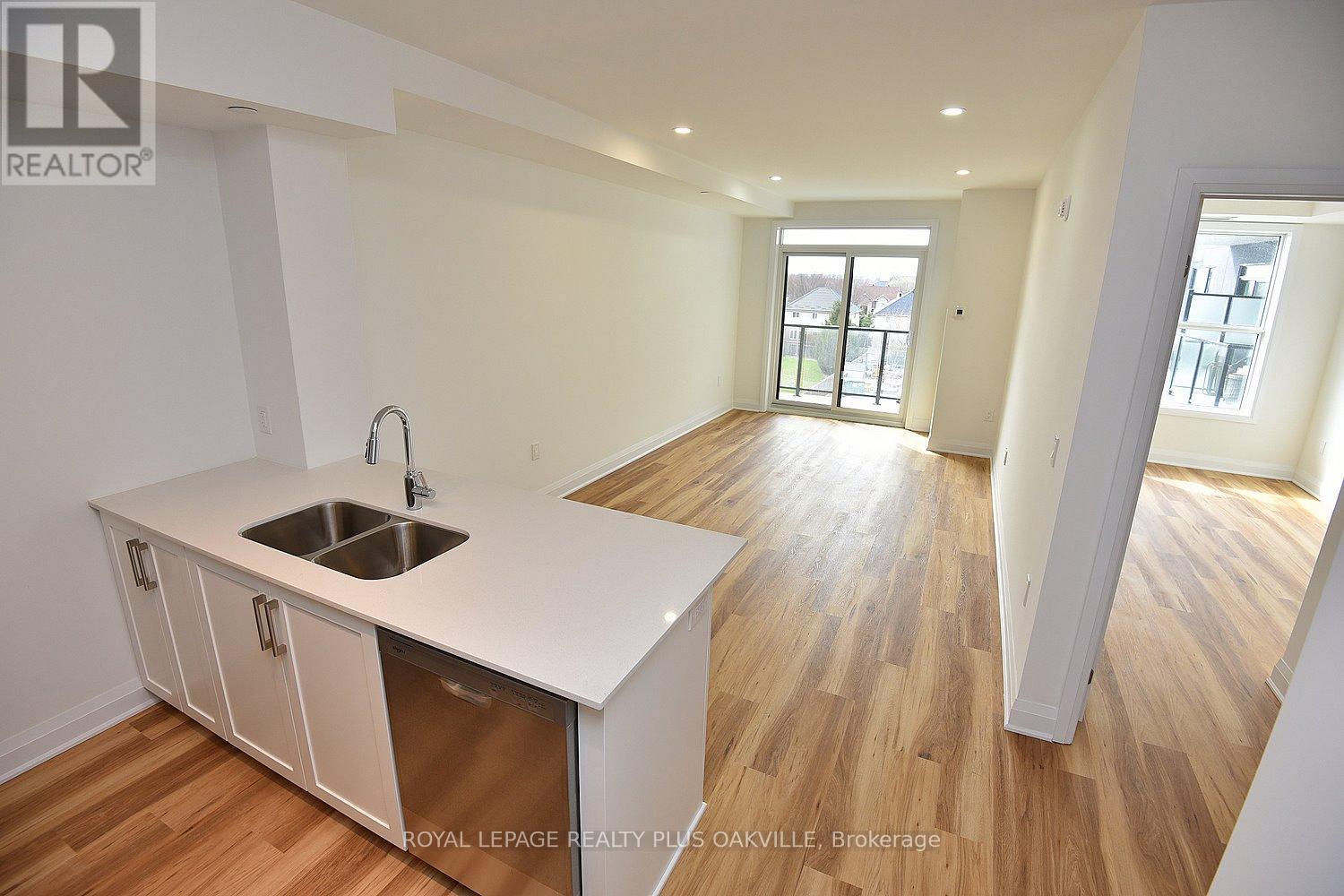 422 - 1936 Rymal Road E, Hamilton, ON - Indoor Photo Showing Kitchen With Double Sink