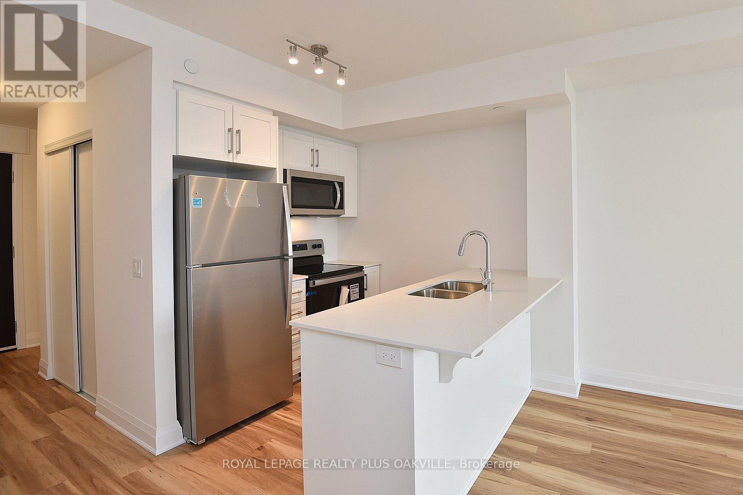 422 - 1936 Rymal Road E, Hamilton, ON - Indoor Photo Showing Kitchen With Stainless Steel Kitchen With Double Sink
