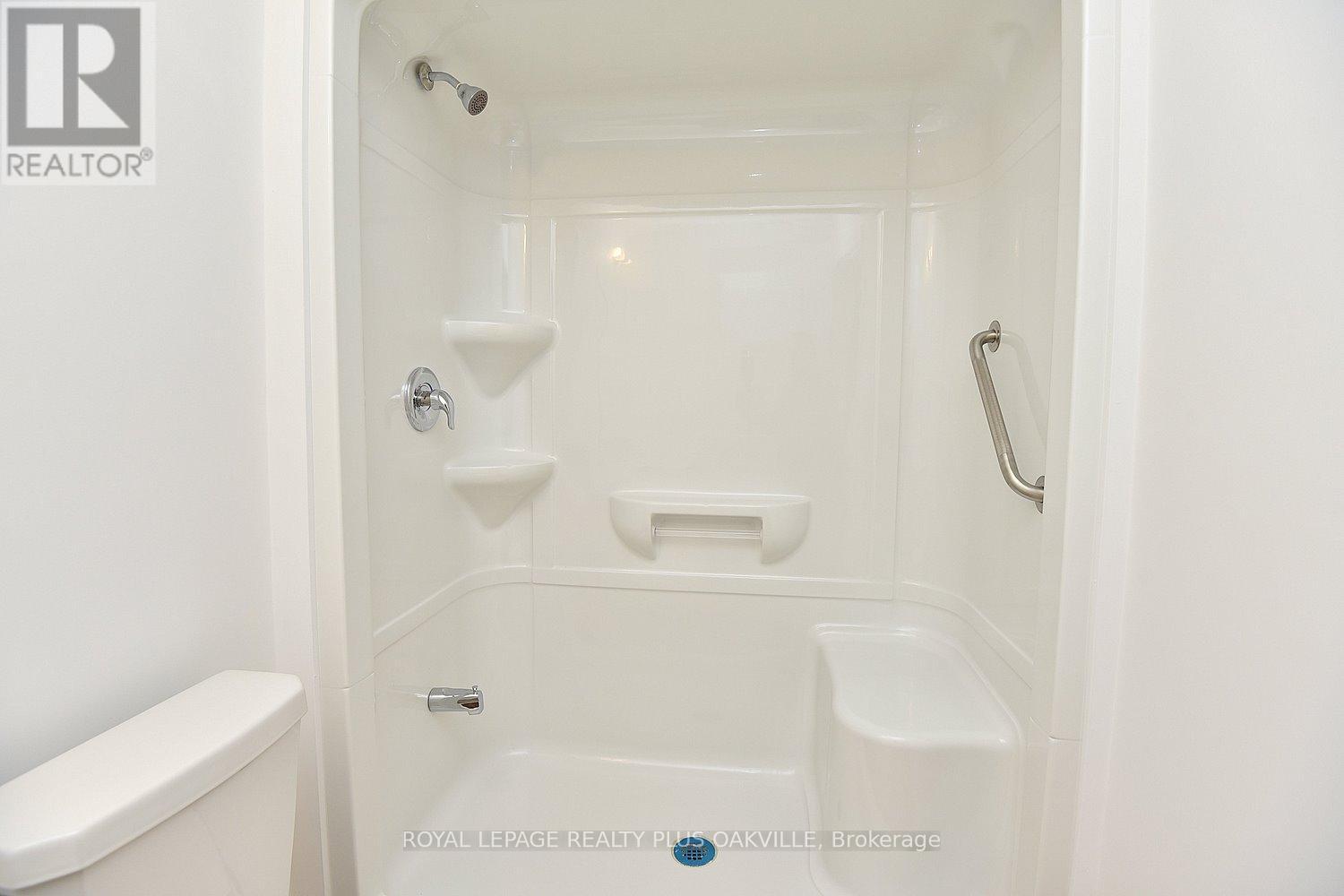 422 - 1936 Rymal Road E, Hamilton, ON - Indoor Photo Showing Bathroom