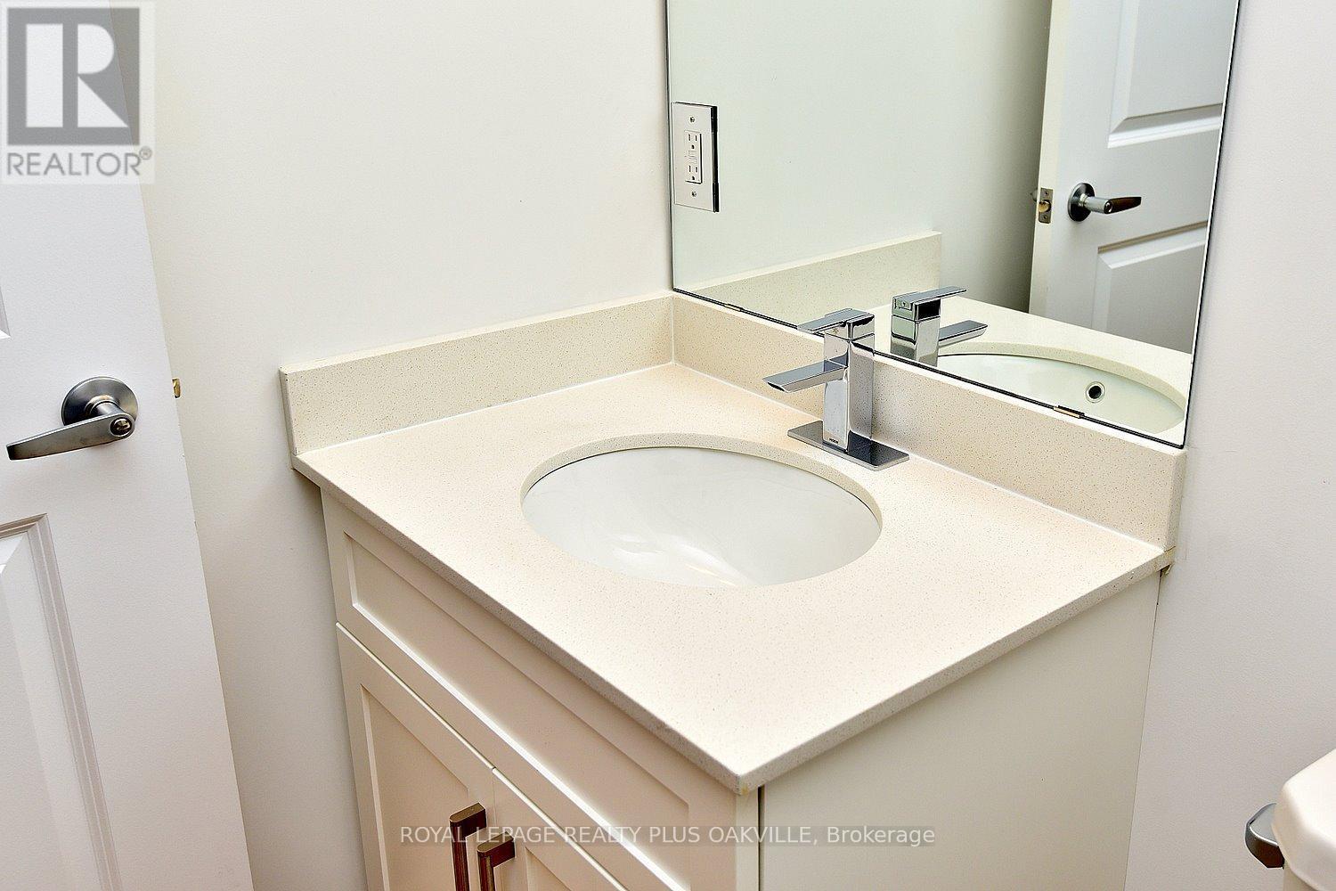 422 - 1936 Rymal Road E, Hamilton, ON - Indoor Photo Showing Bathroom