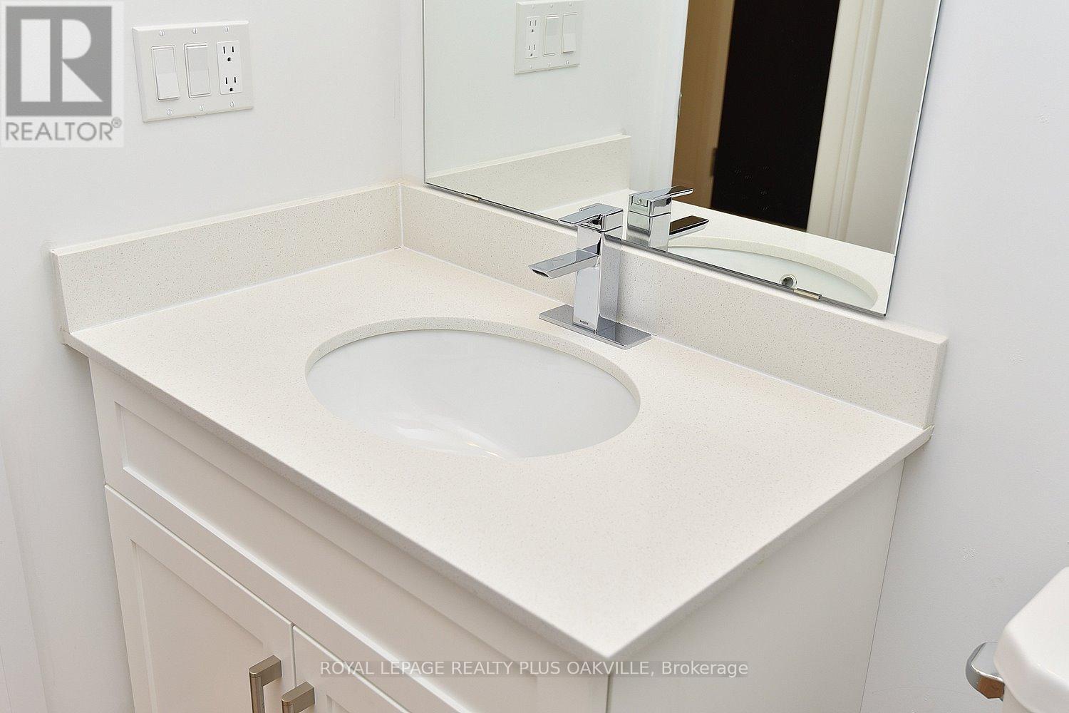 422 - 1936 Rymal Road E, Hamilton, ON - Indoor Photo Showing Bathroom