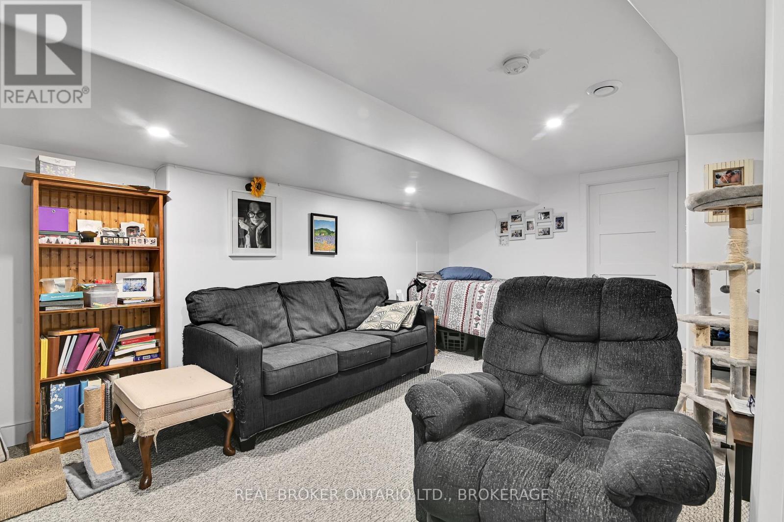 1006 Second Street E, Cornwall, ON - Indoor Photo Showing Living Room