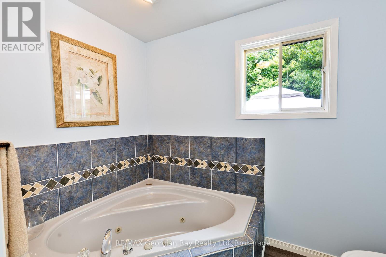 5 Easton Avenue, Tay (Port Mcnicoll), ON - Indoor Photo Showing Bathroom