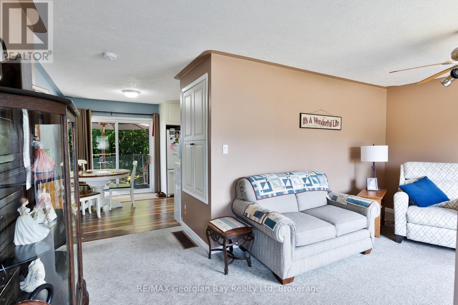 5 Easton Avenue, Tay (Port Mcnicoll), ON - Indoor Photo Showing Living Room