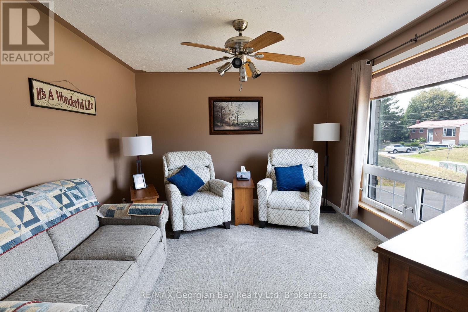 5 Easton Avenue, Tay (Port Mcnicoll), ON - Indoor Photo Showing Living Room