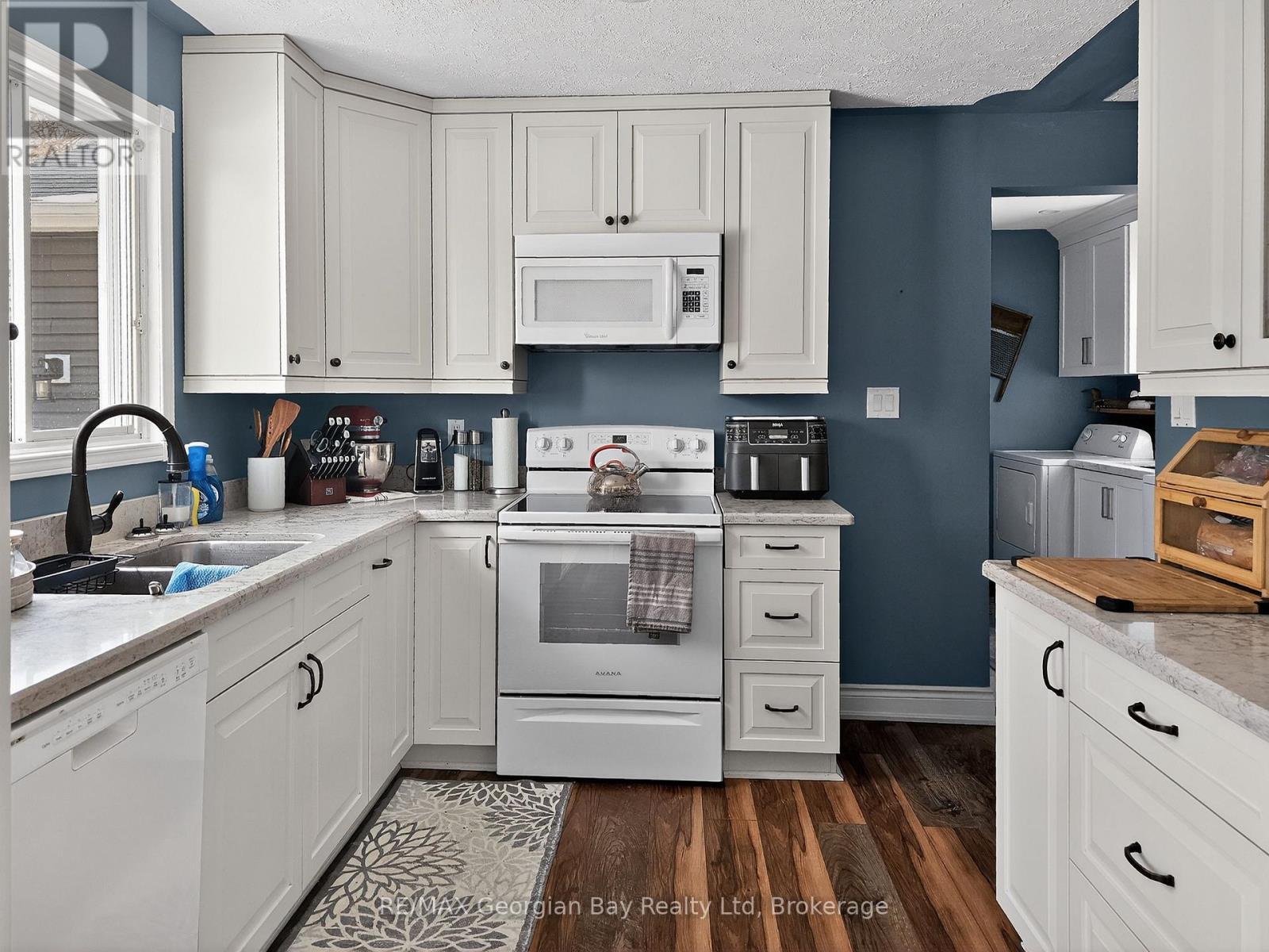 5 Easton Avenue, Tay (Port Mcnicoll), ON - Indoor Photo Showing Kitchen With Double Sink