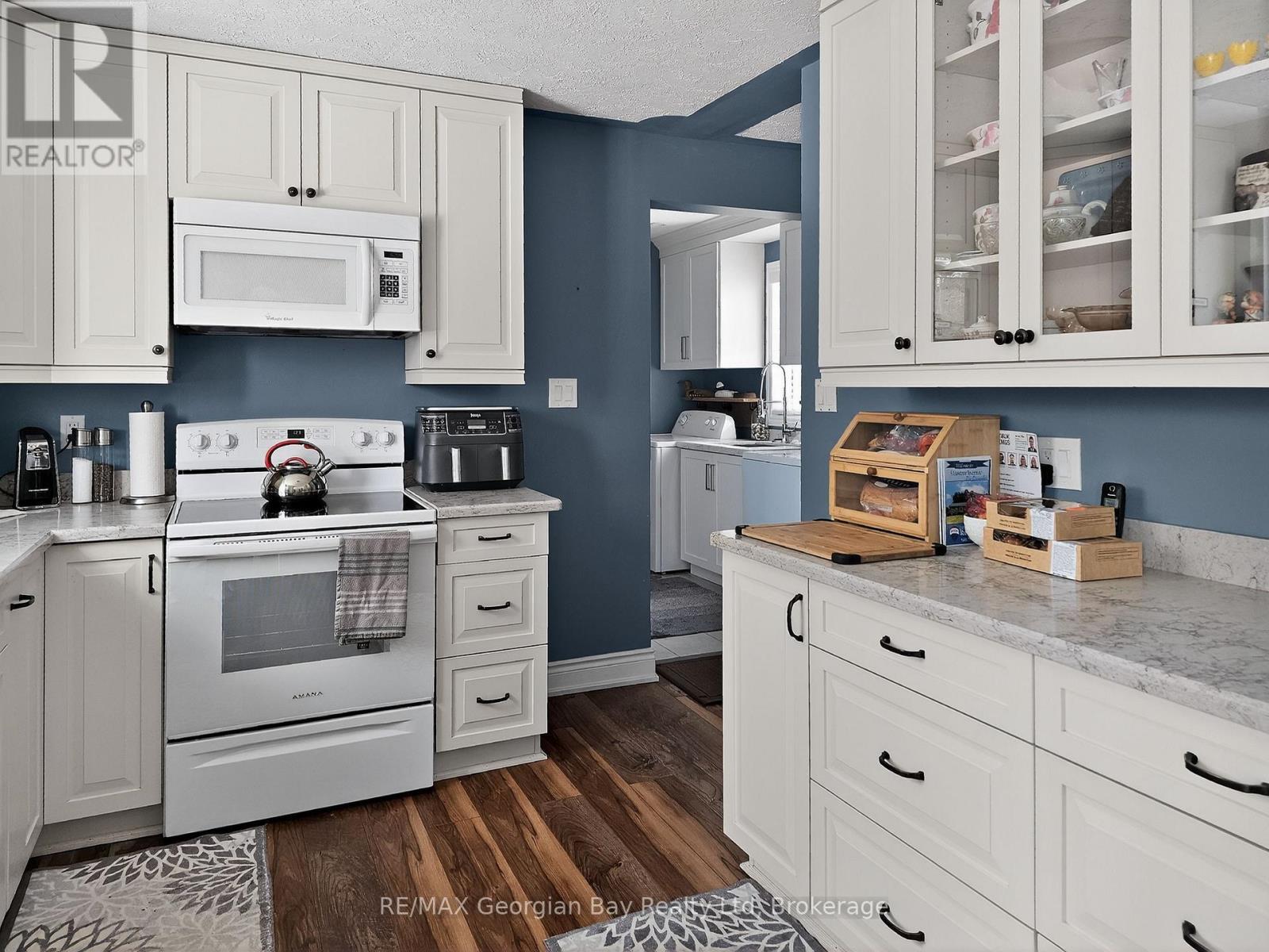5 Easton Avenue, Tay (Port Mcnicoll), ON - Indoor Photo Showing Kitchen