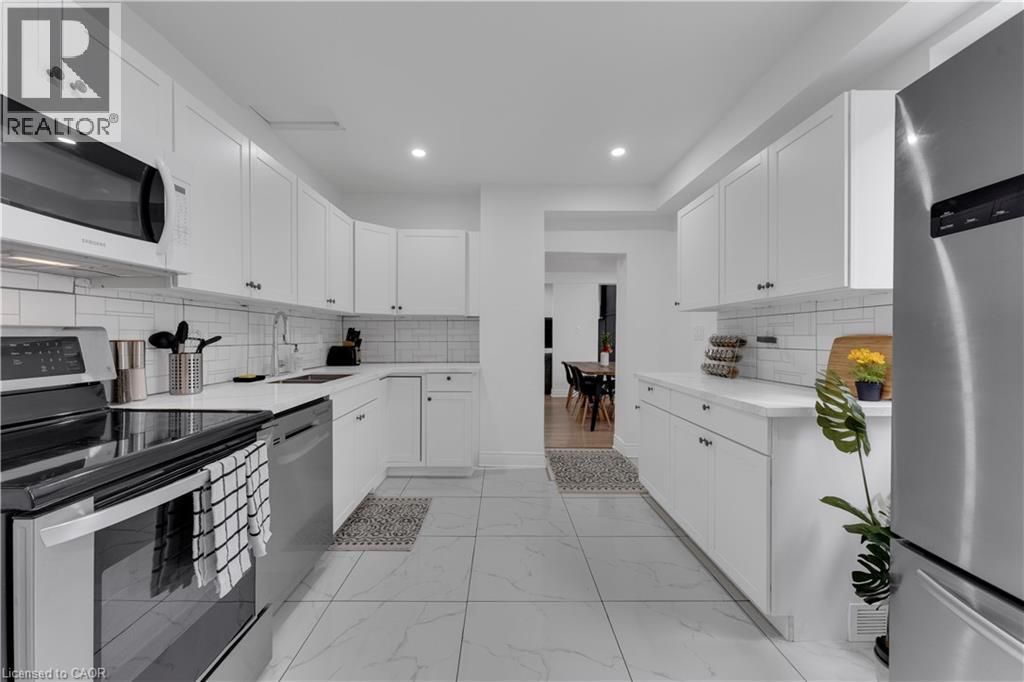 237 West Avenue N, Hamilton, ON - Indoor Photo Showing Kitchen