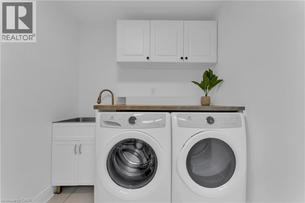 237 West Avenue N, Hamilton, ON - Indoor Photo Showing Laundry Room