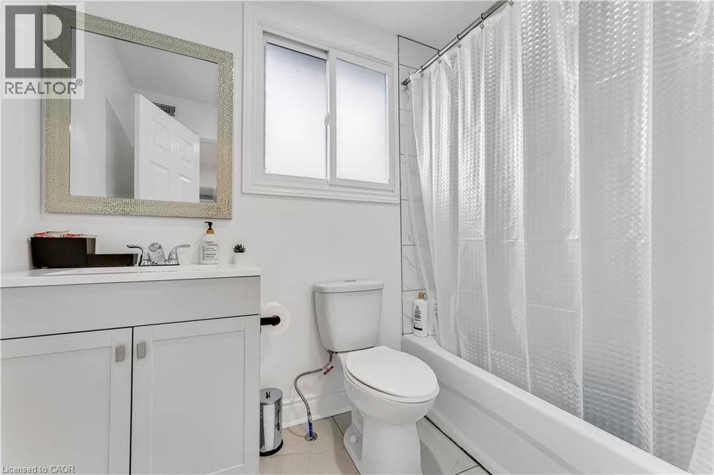237 West Avenue N, Hamilton, ON - Indoor Photo Showing Bathroom