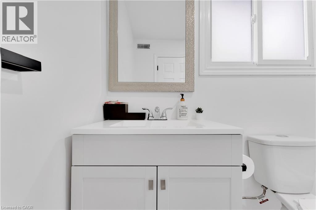 237 West Avenue N, Hamilton, ON - Indoor Photo Showing Bathroom